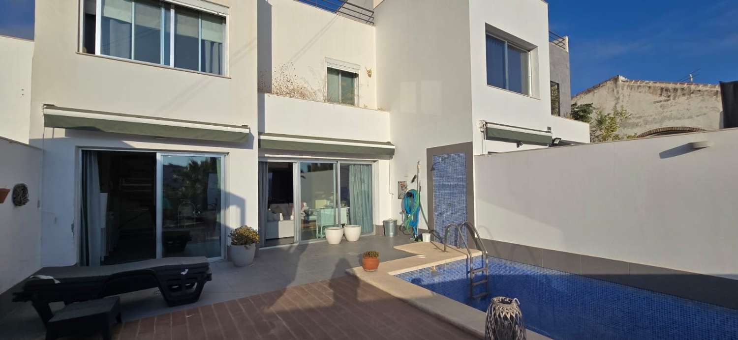 CASA CON PISCINA PRIVATA E PARCHEGGIO