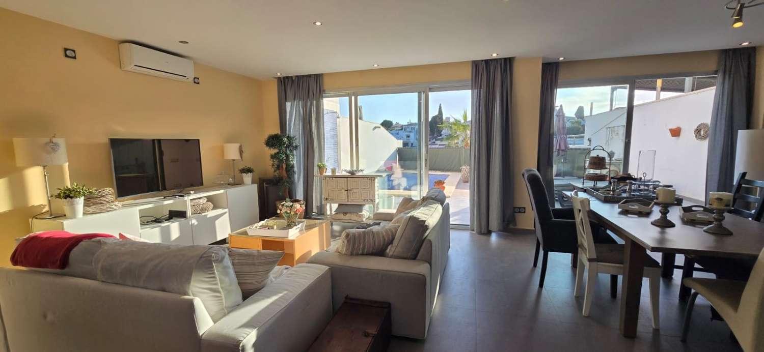 CASA CON PISCINA PRIVATA E PARCHEGGIO