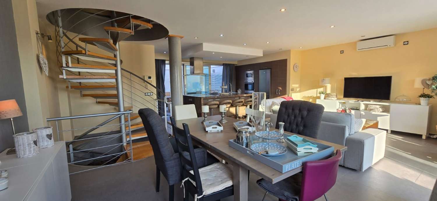 CASA CON PISCINA PRIVATA E PARCHEGGIO