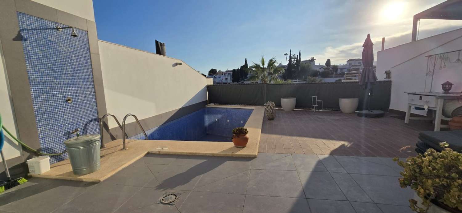 CASA CON PISCINA PRIVATA E PARCHEGGIO