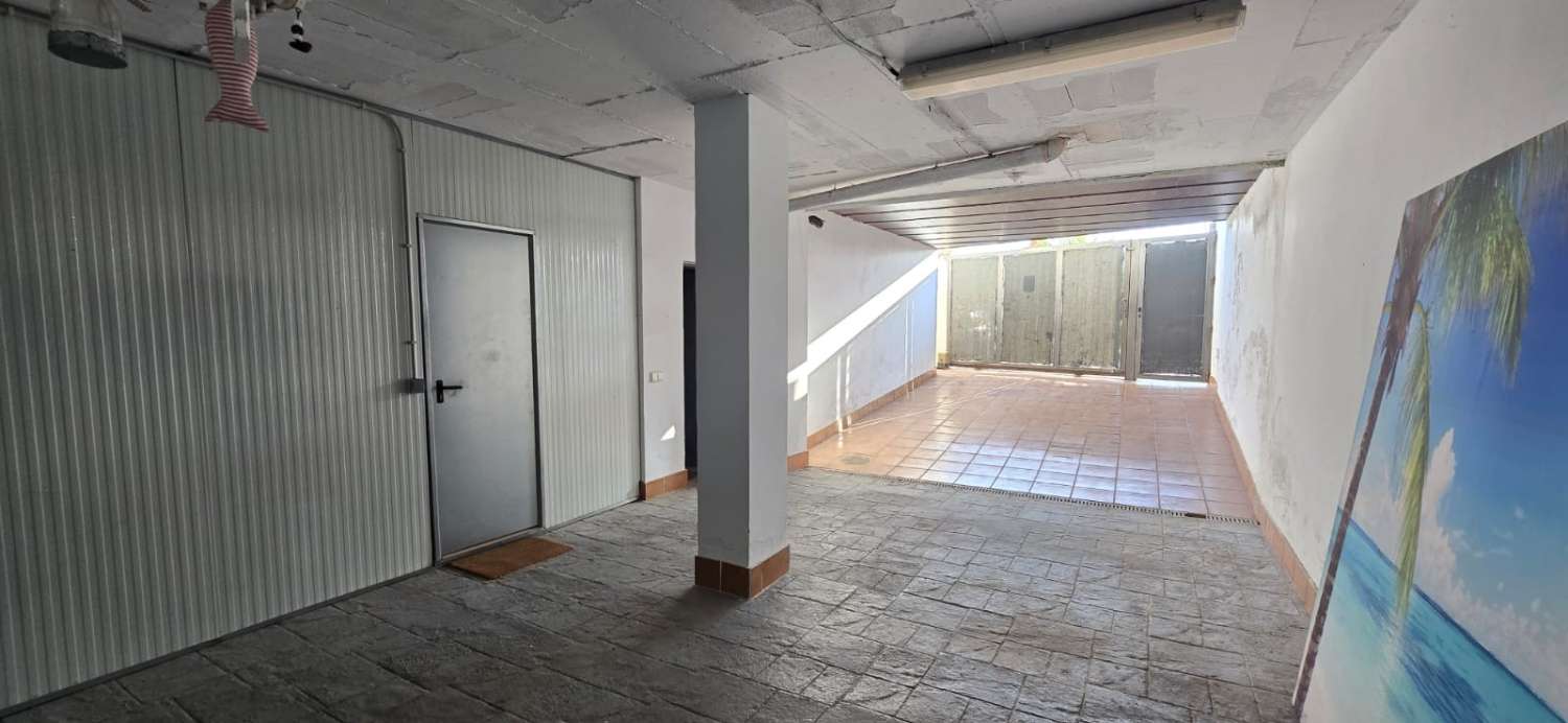 CASA CON PISCINA PRIVATA E PARCHEGGIO