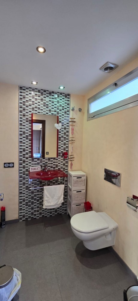 CASA CON PISCINA PRIVATA E PARCHEGGIO