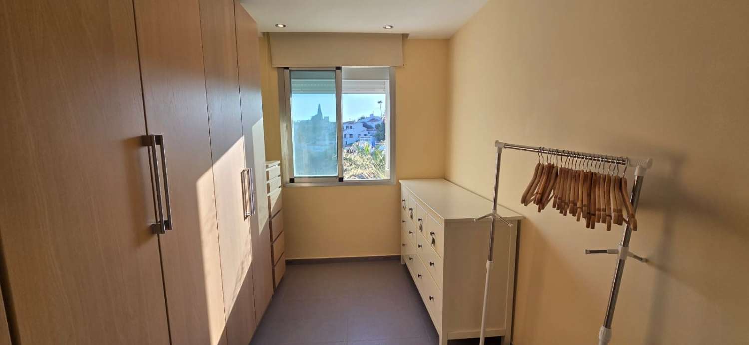 CASA CON PISCINA PRIVATA E PARCHEGGIO