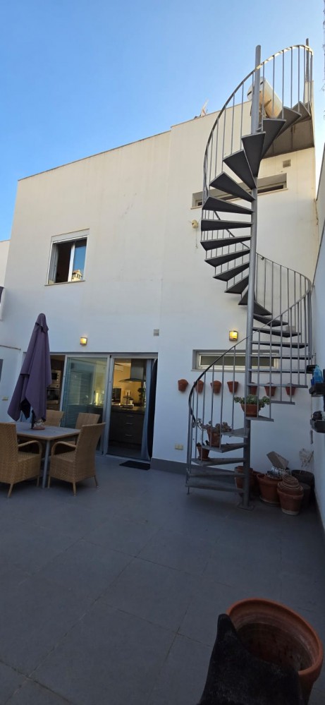 CASA CON PISCINA PRIVATA E PARCHEGGIO