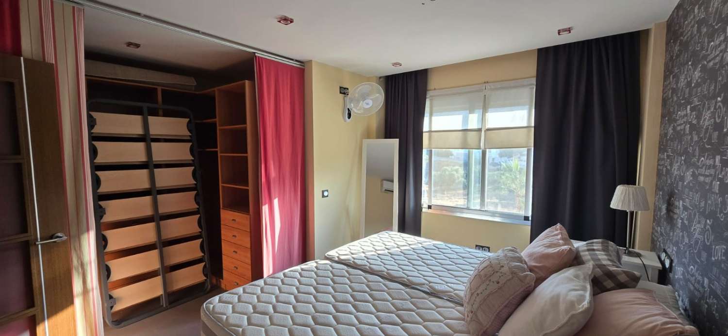 CASA CON PISCINA PRIVATA E PARCHEGGIO