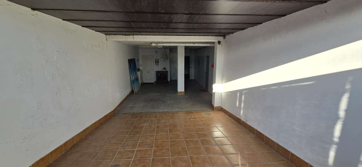 CASA CON PISCINA PRIVATA E PARCHEGGIO