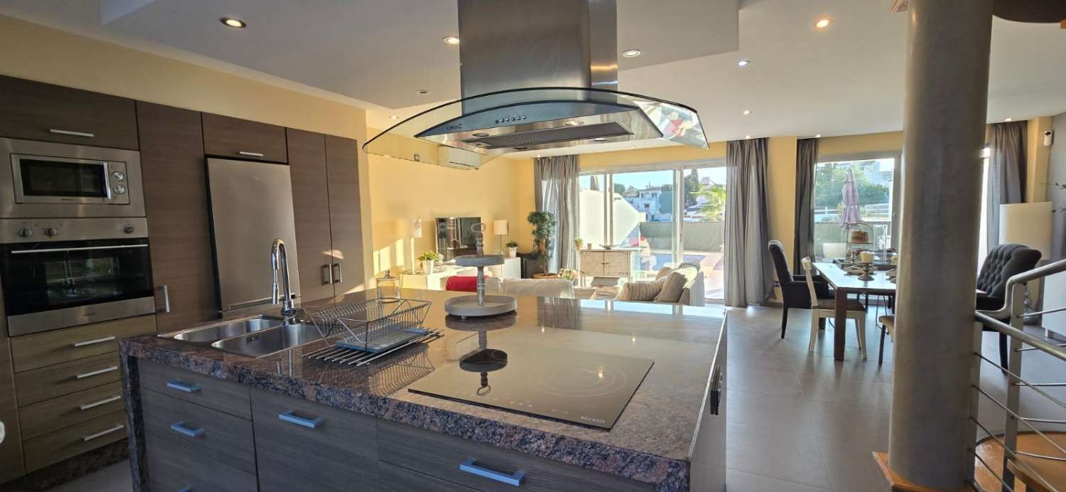 CASA CON PISCINA PRIVATA E PARCHEGGIO