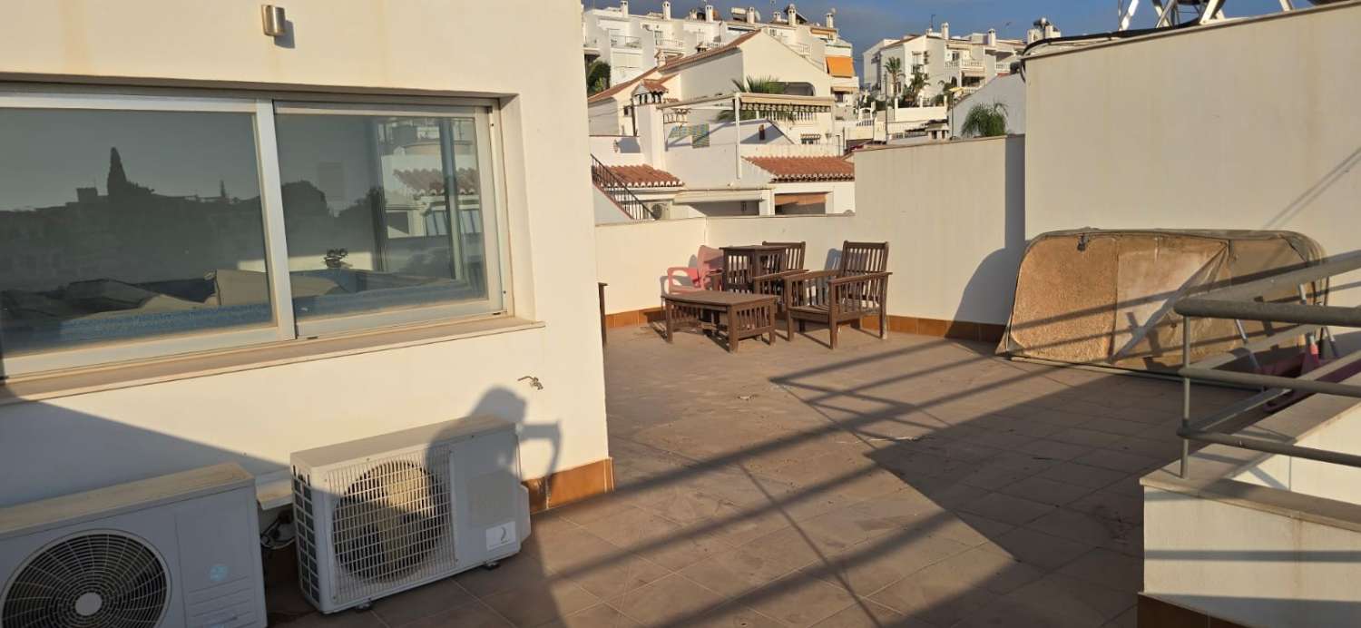 CASA CON PISCINA PRIVATA E PARCHEGGIO