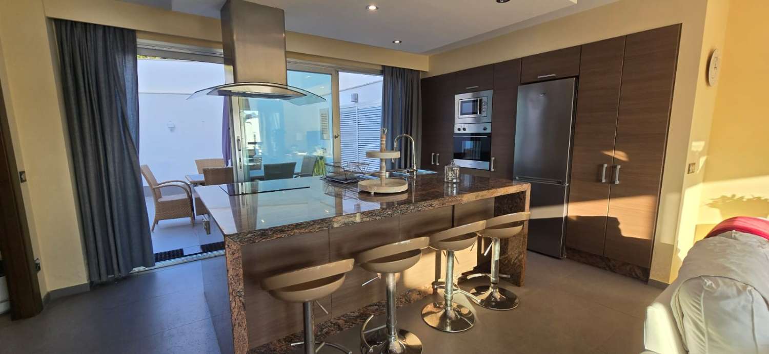 CASA CON PISCINA PRIVATA E PARCHEGGIO