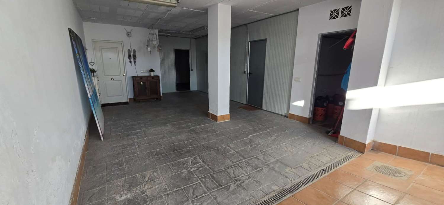 CASA CON PISCINA PRIVATA E PARCHEGGIO