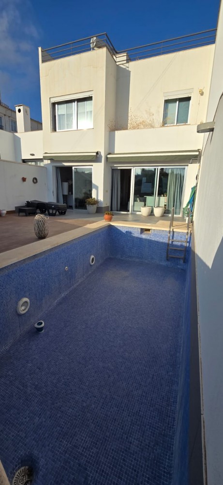 CASA CON PISCINA PRIVATA E PARCHEGGIO