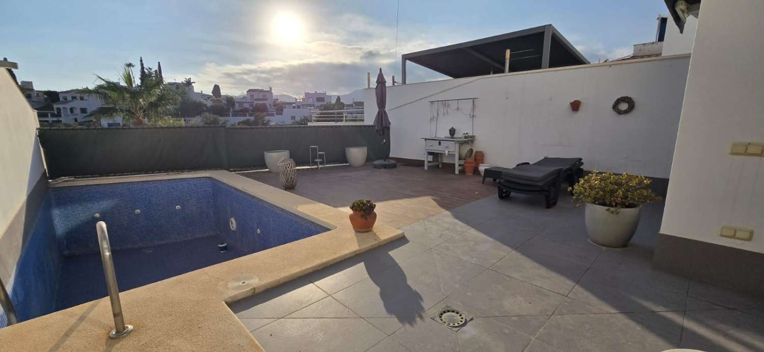 CASA CON PISCINA PRIVATA E PARCHEGGIO