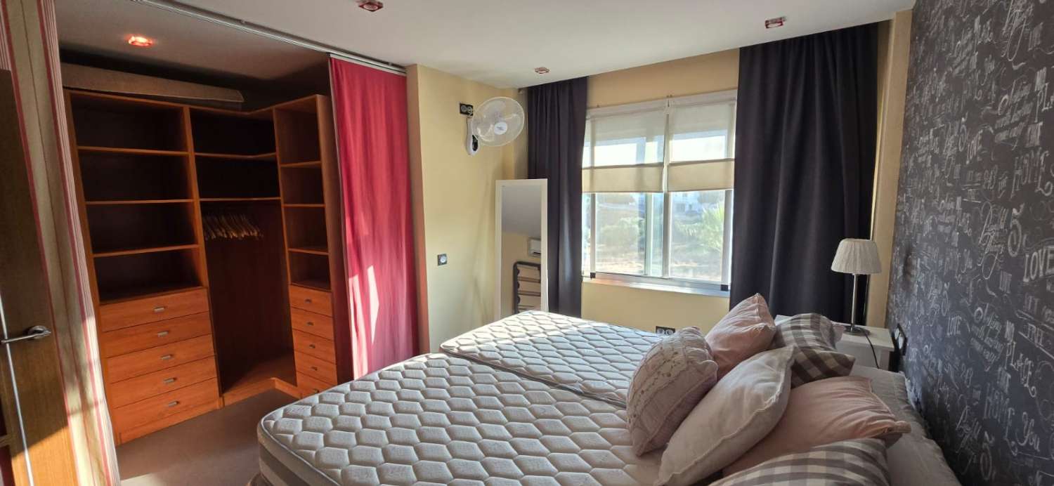 CASA CON PISCINA PRIVATA E PARCHEGGIO