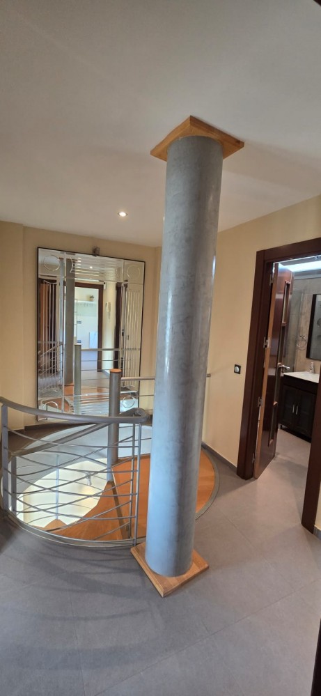 CASA CON PISCINA PRIVATA E PARCHEGGIO