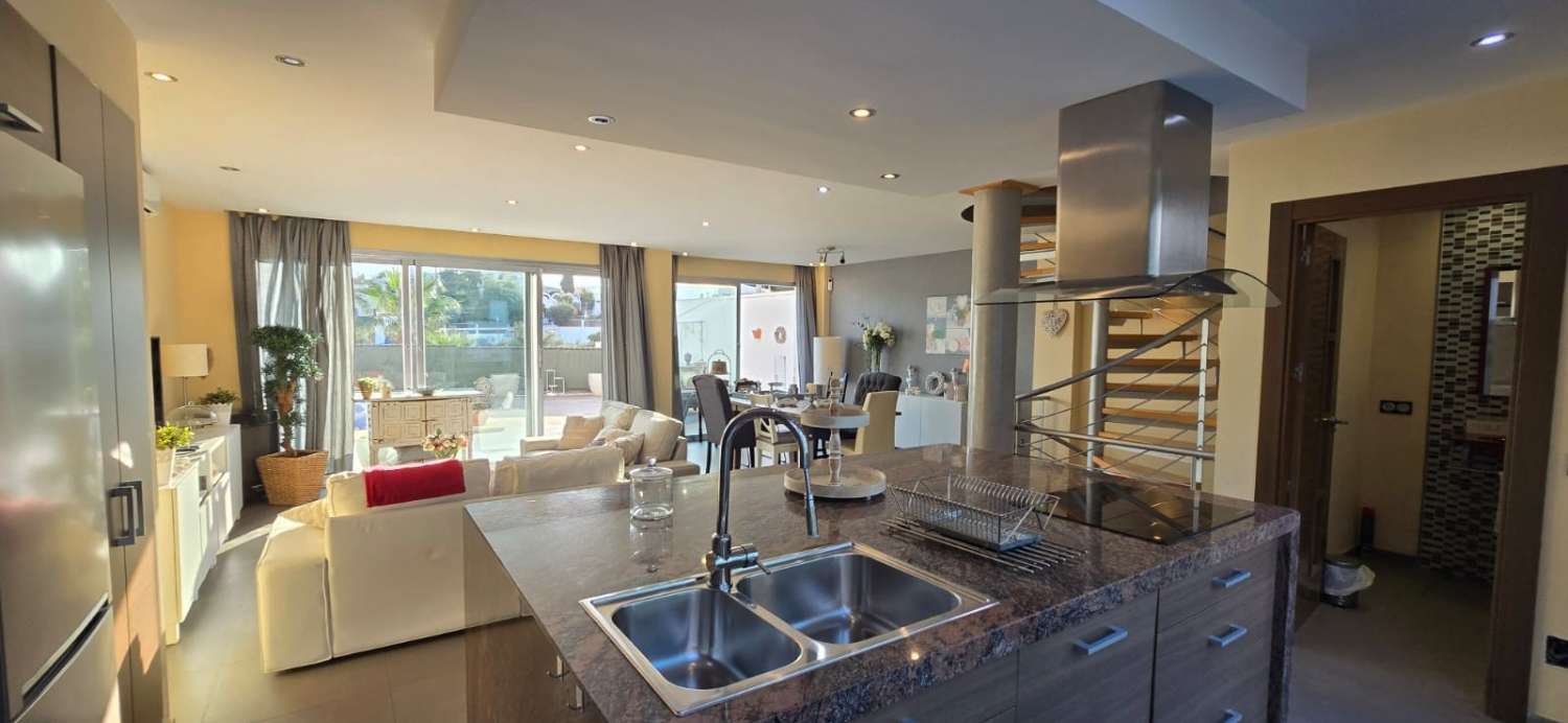 CASA CON PISCINA PRIVATA E PARCHEGGIO