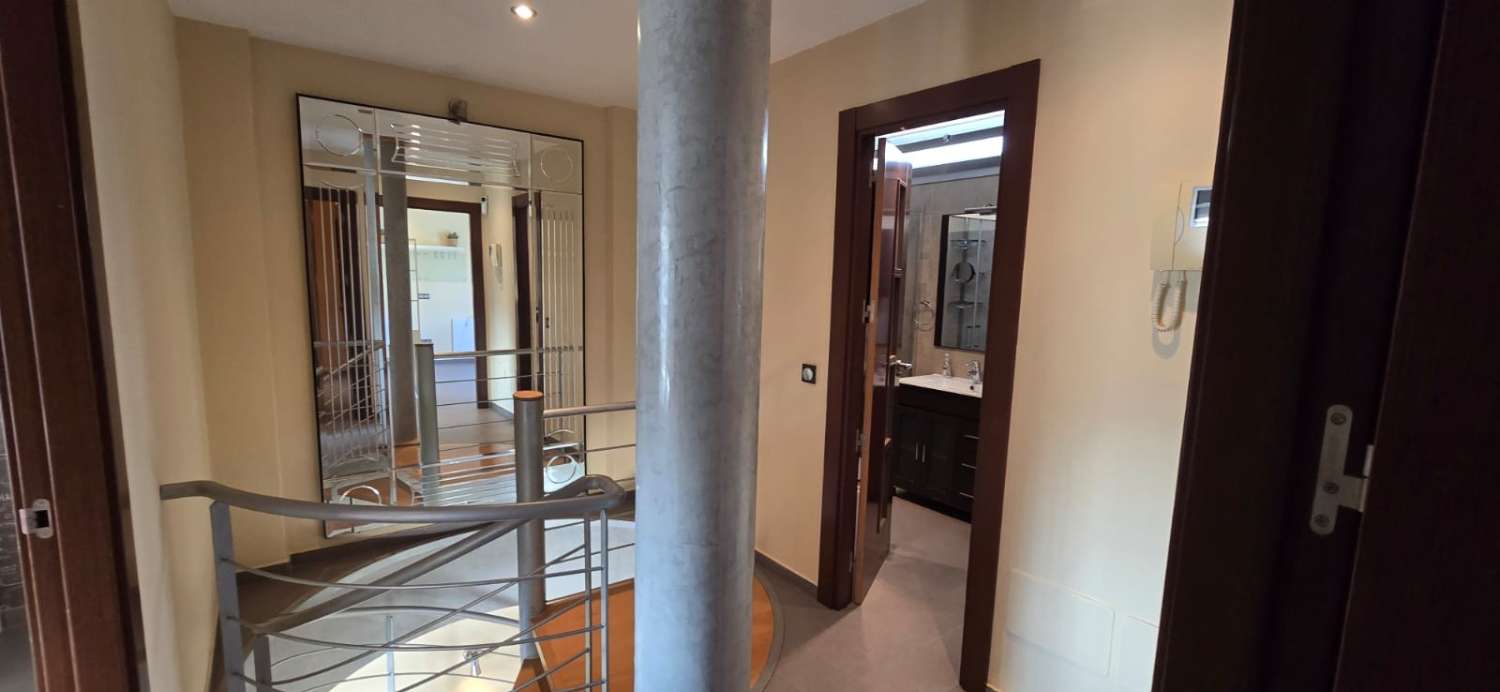 CASA CON PISCINA PRIVATA E PARCHEGGIO