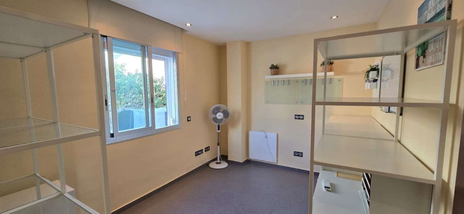 CASA CON PISCINA PRIVATA E PARCHEGGIO