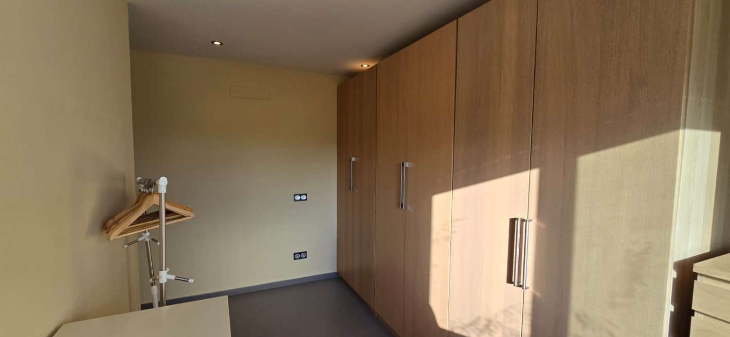 CASA CON PISCINA PRIVATA E PARCHEGGIO