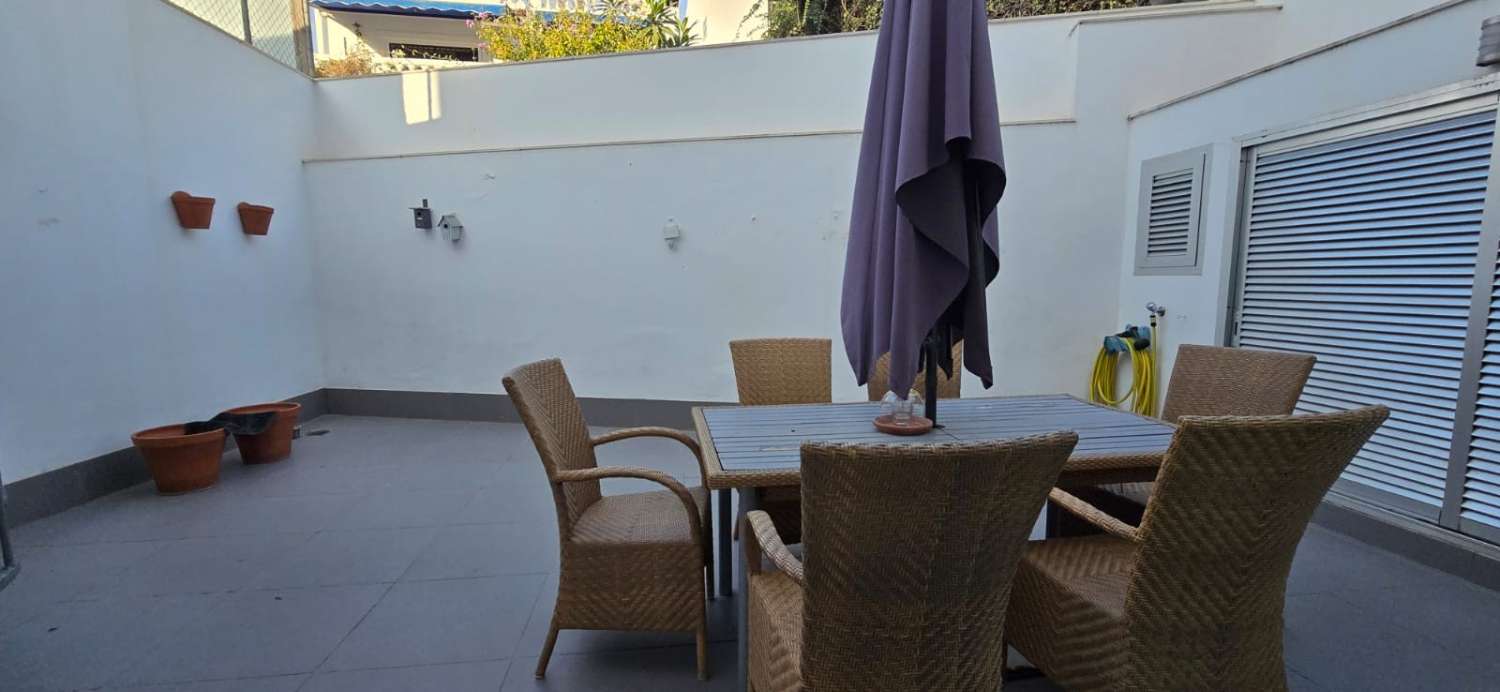 CASA CON PISCINA PRIVATA E PARCHEGGIO