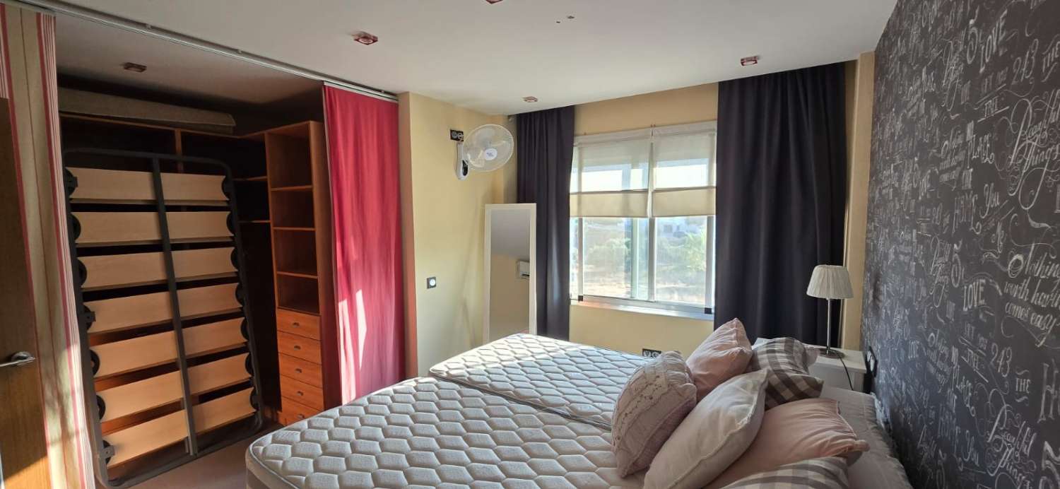 CASA CON PISCINA PRIVATA E PARCHEGGIO