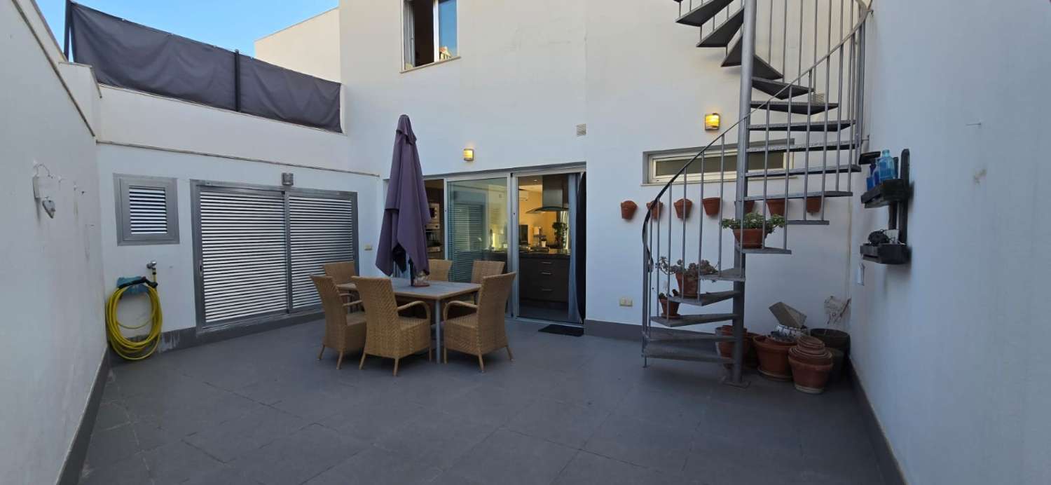 CASA CON PISCINA PRIVATA E PARCHEGGIO