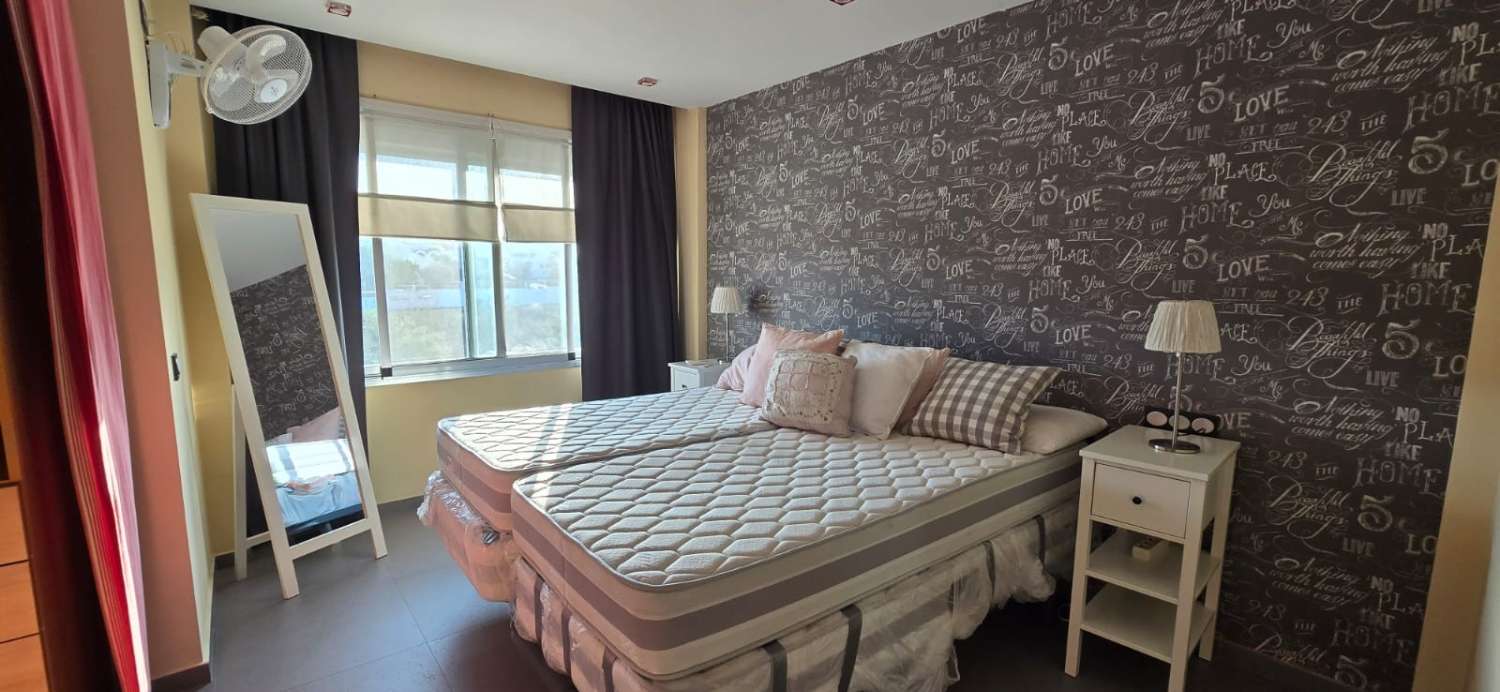 CASA CON PISCINA PRIVATA E PARCHEGGIO