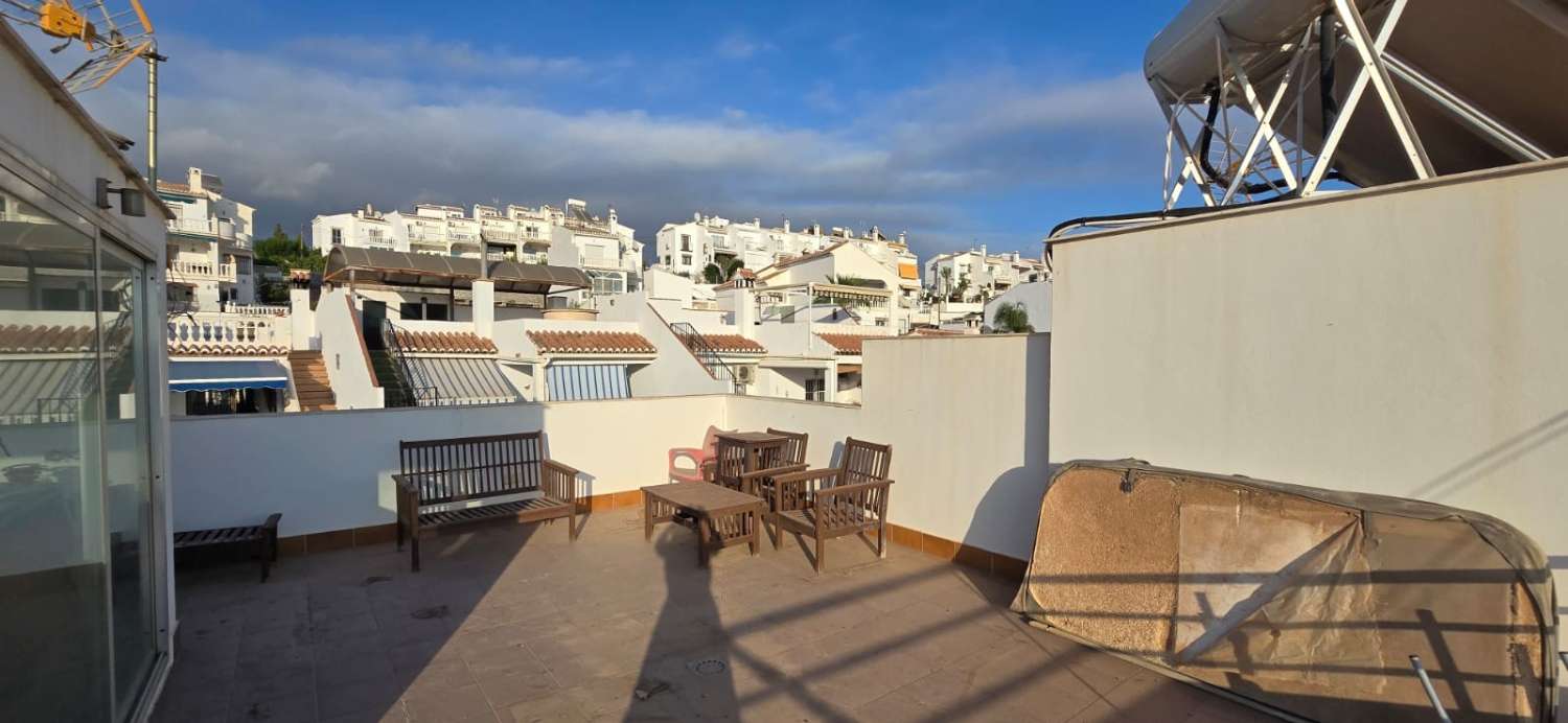 CASA CON PISCINA PRIVATA E PARCHEGGIO