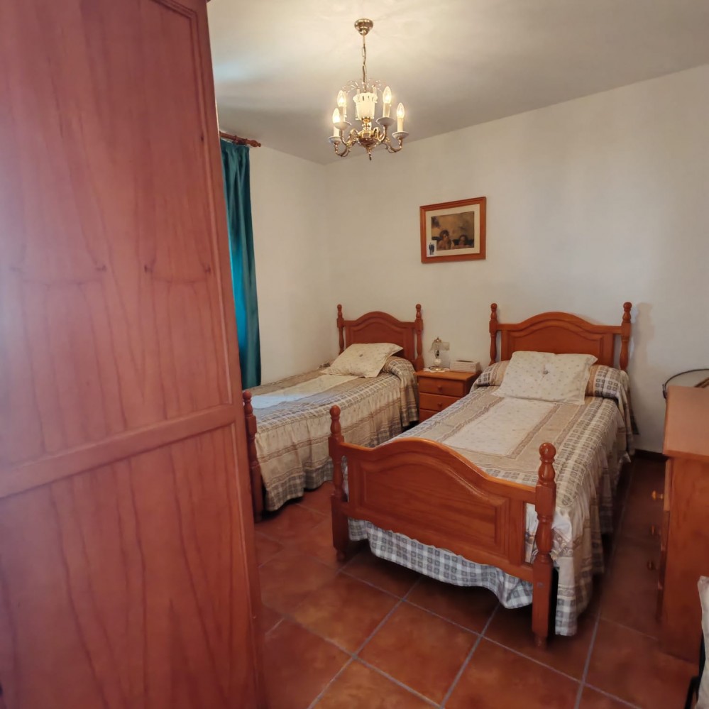 VIER SCHLAFZIMMER, ZWEI BADEZIMMER UND EINE SONNIGE BALKONTERRASSE