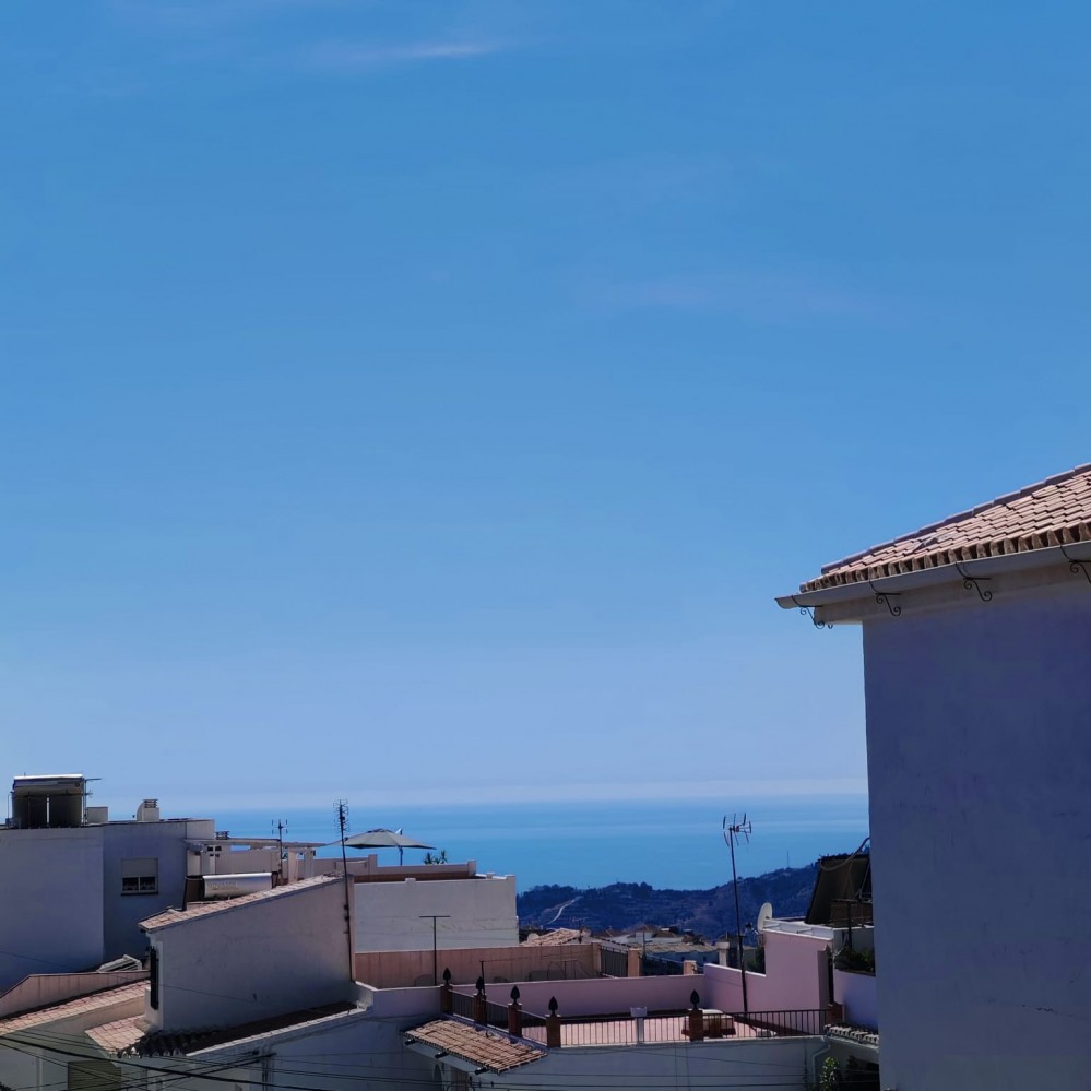 VIER SCHLAFZIMMER, ZWEI BADEZIMMER UND EINE SONNIGE BALKONTERRASSE