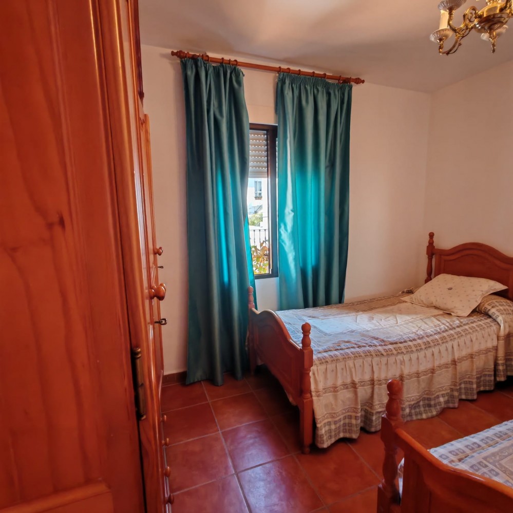 VIER SCHLAFZIMMER, ZWEI BADEZIMMER UND EINE SONNIGE BALKONTERRASSE