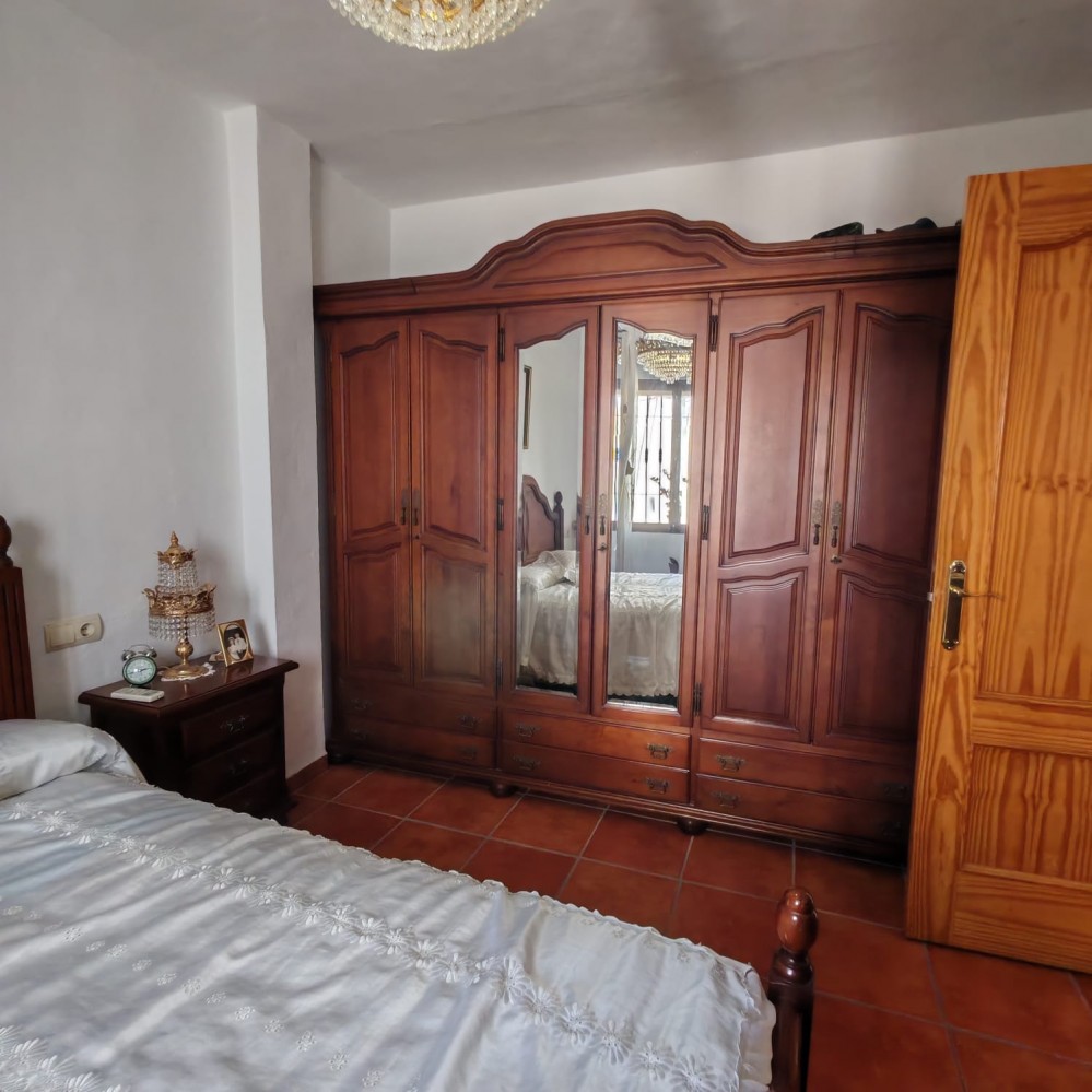 VIER SCHLAFZIMMER, ZWEI BADEZIMMER UND EINE SONNIGE BALKONTERRASSE