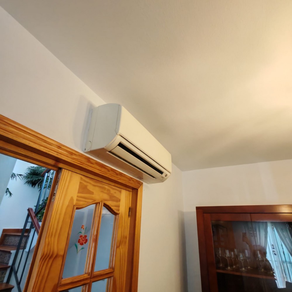 VIER SCHLAFZIMMER, ZWEI BADEZIMMER UND EINE SONNIGE BALKONTERRASSE