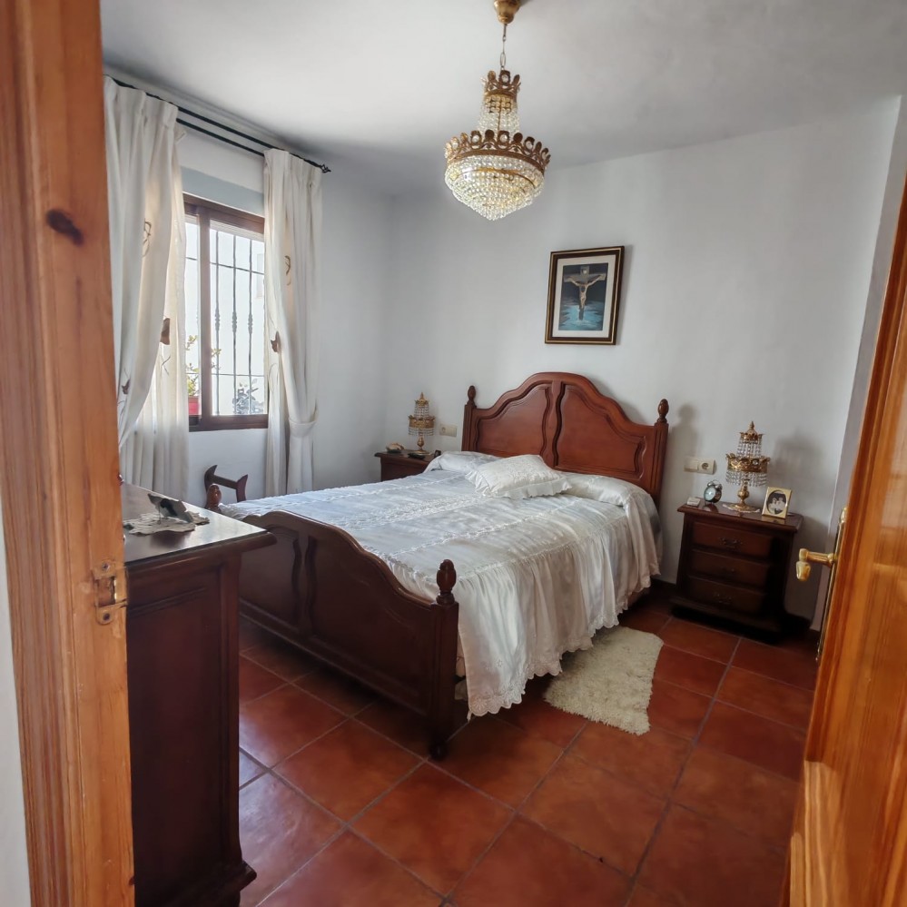 VIER SCHLAFZIMMER, ZWEI BADEZIMMER UND EINE SONNIGE BALKONTERRASSE