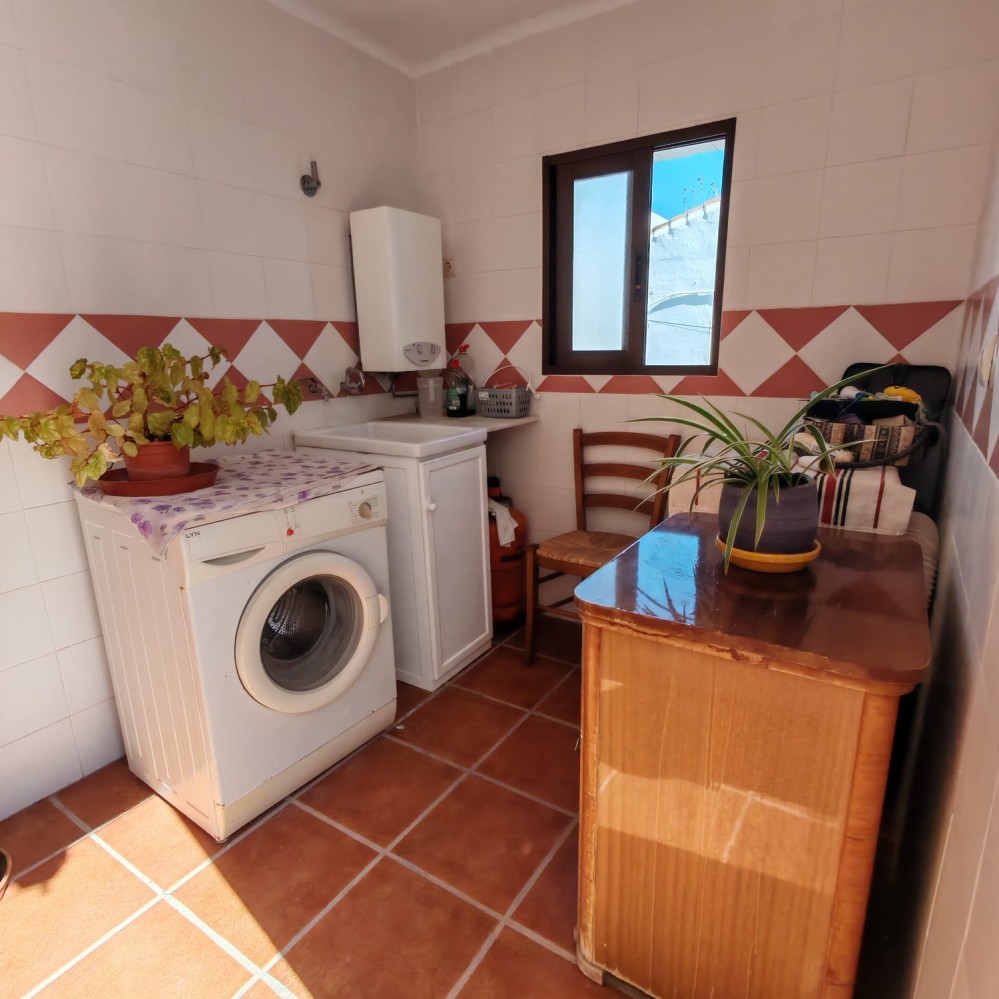 VIER SCHLAFZIMMER, ZWEI BADEZIMMER UND EINE SONNIGE BALKONTERRASSE