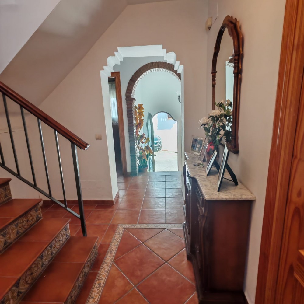 VIER SCHLAFZIMMER, ZWEI BADEZIMMER UND EINE SONNIGE BALKONTERRASSE