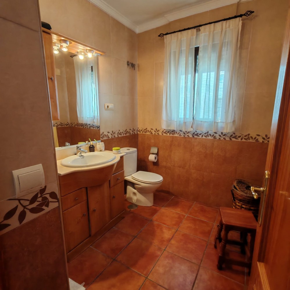 VIER SCHLAFZIMMER, ZWEI BADEZIMMER UND EINE SONNIGE BALKONTERRASSE