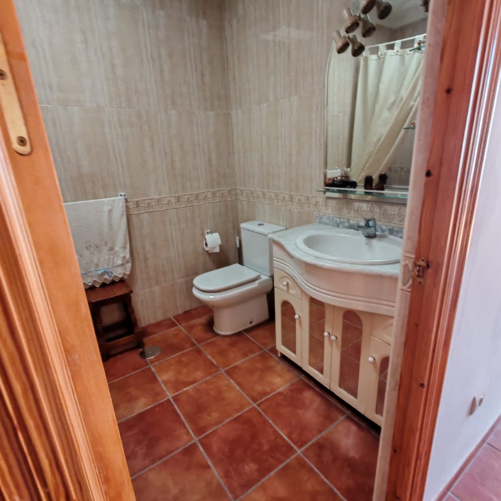 VIER SCHLAFZIMMER, ZWEI BADEZIMMER UND EINE SONNIGE BALKONTERRASSE