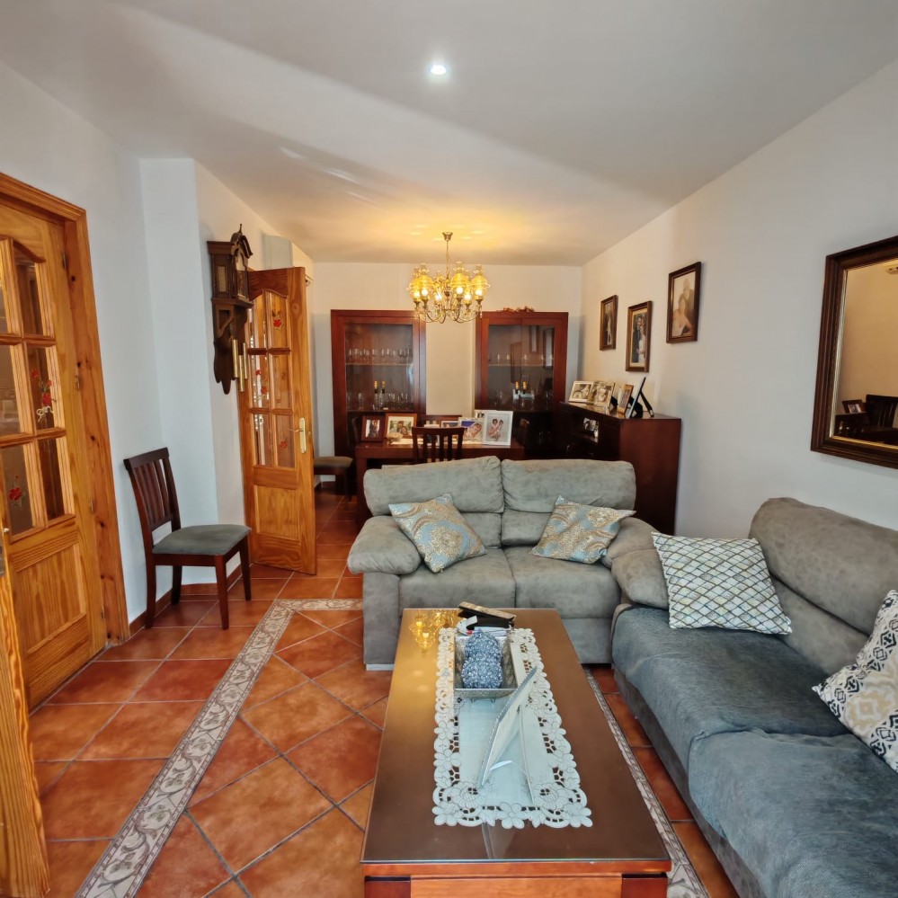 VIER SCHLAFZIMMER, ZWEI BADEZIMMER UND EINE SONNIGE BALKONTERRASSE