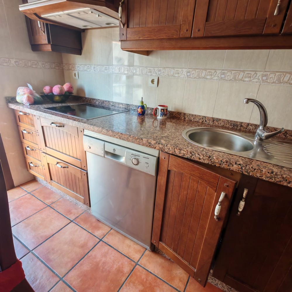 VIER SCHLAFZIMMER, ZWEI BADEZIMMER UND EINE SONNIGE BALKONTERRASSE