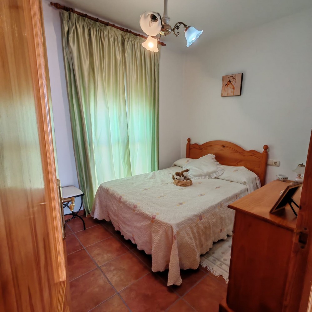 VIER SCHLAFZIMMER, ZWEI BADEZIMMER UND EINE SONNIGE BALKONTERRASSE