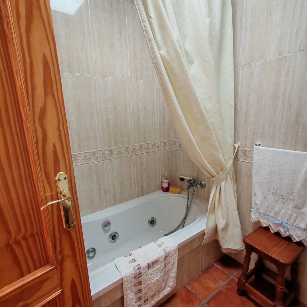 VIER SCHLAFZIMMER, ZWEI BADEZIMMER UND EINE SONNIGE BALKONTERRASSE