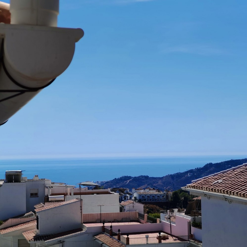 VIER SCHLAFZIMMER, ZWEI BADEZIMMER UND EINE SONNIGE BALKONTERRASSE