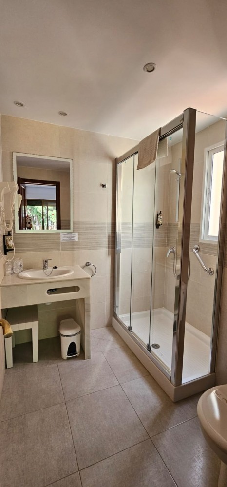 Hostel mit 21 Zimmern und 23 Badezimmern