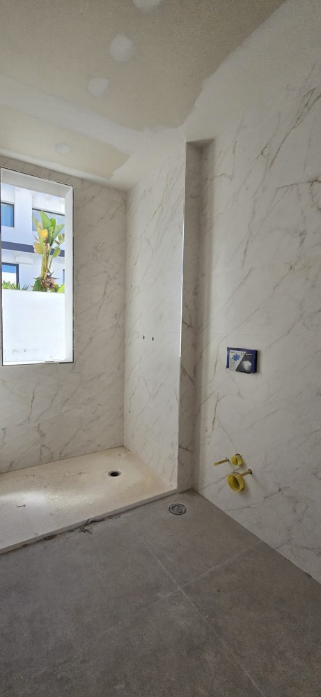 VIER SCHLAFZIMMER, ZWEI BADEZIMMER UND POOL IN NERJA