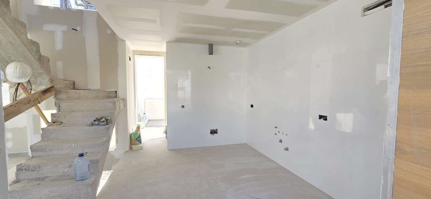 VIER SCHLAFZIMMER, ZWEI BADEZIMMER UND POOL IN NERJA