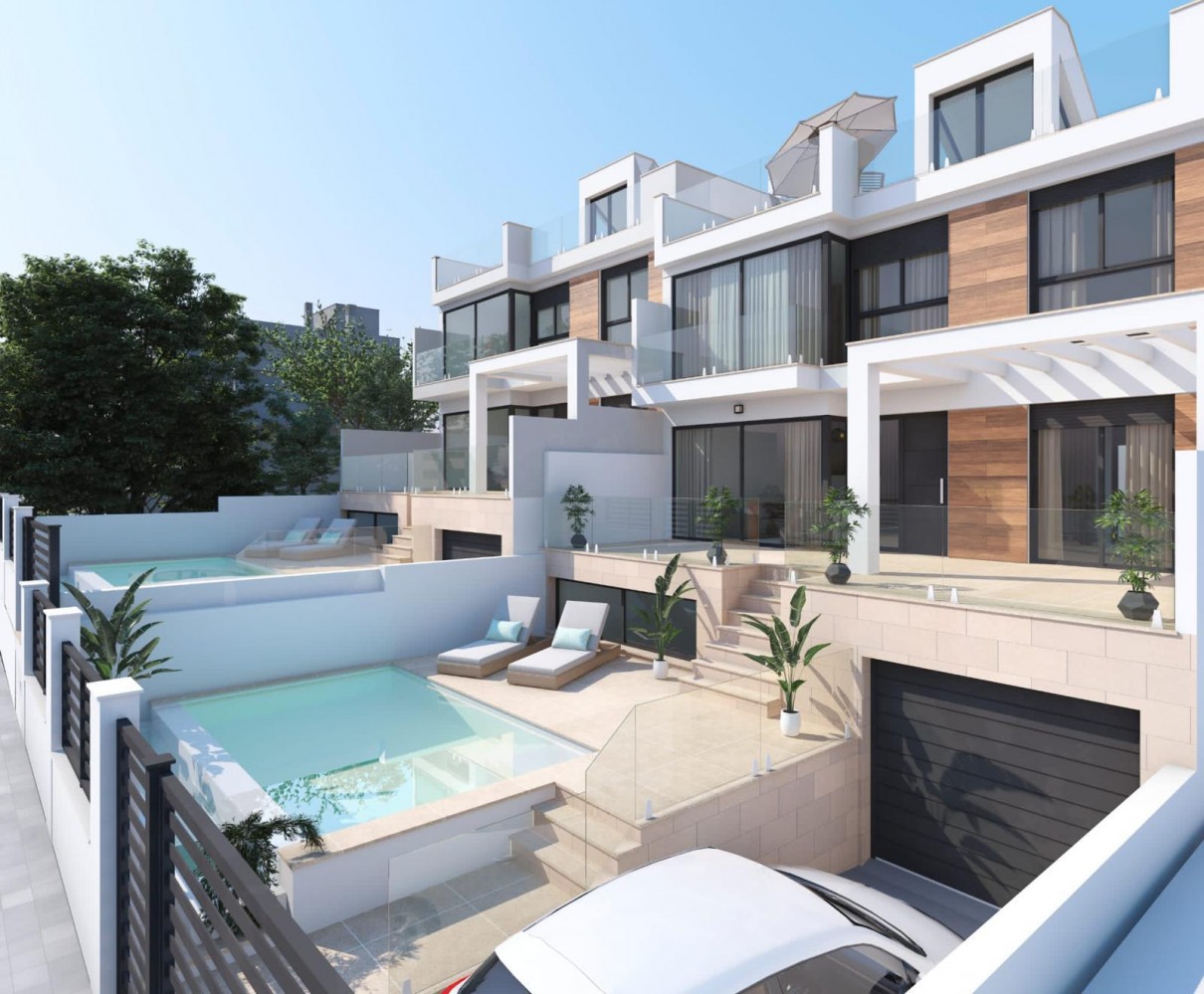 VIER SCHLAFZIMMER, ZWEI BADEZIMMER UND POOL IN NERJA