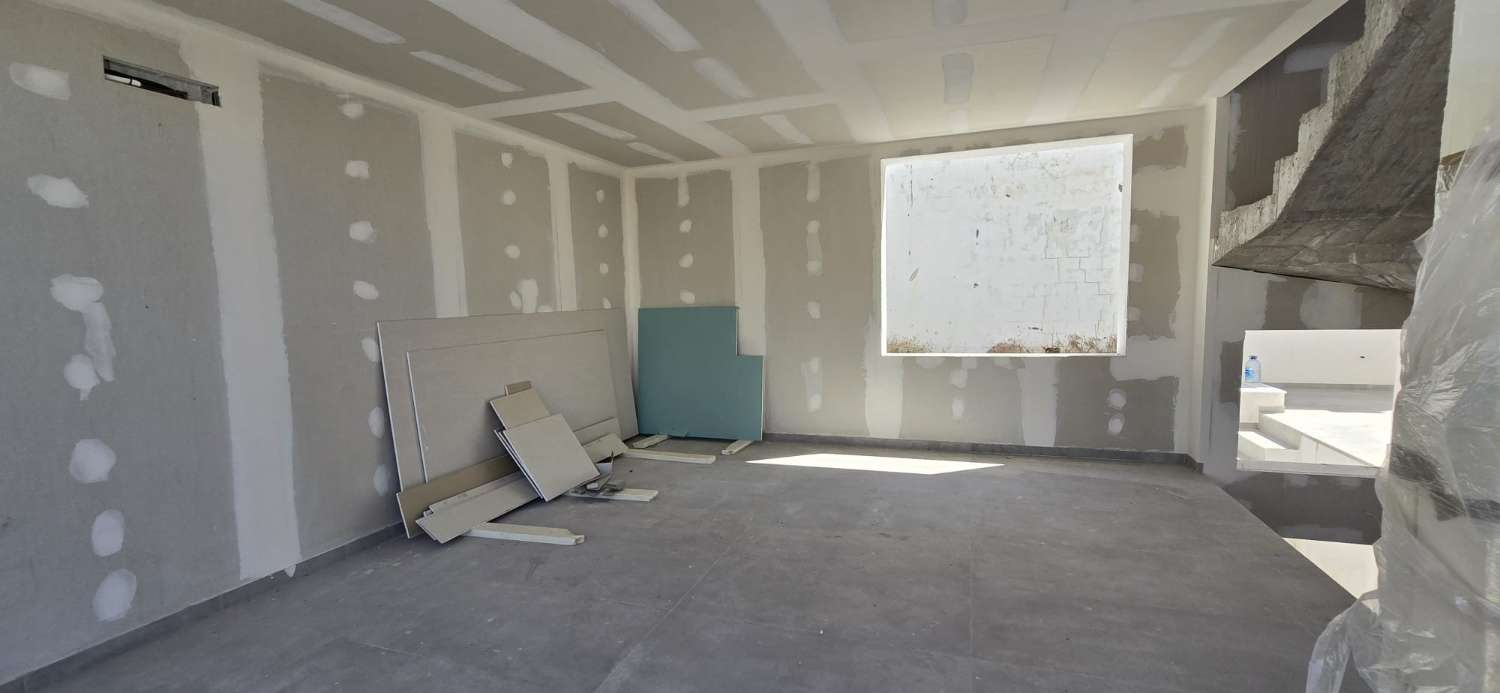 VIER SCHLAFZIMMER, ZWEI BADEZIMMER UND POOL IN NERJA