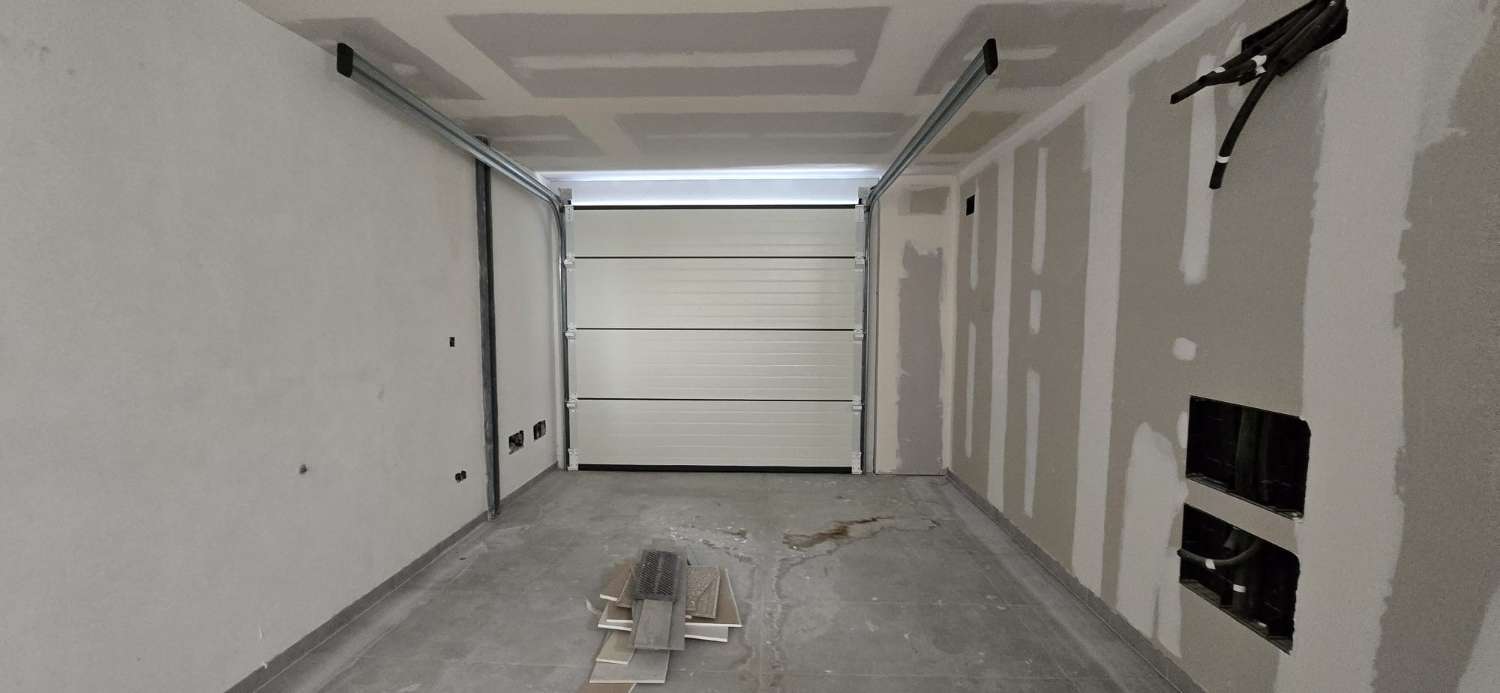 VIER SCHLAFZIMMER, ZWEI BADEZIMMER UND POOL IN NERJA