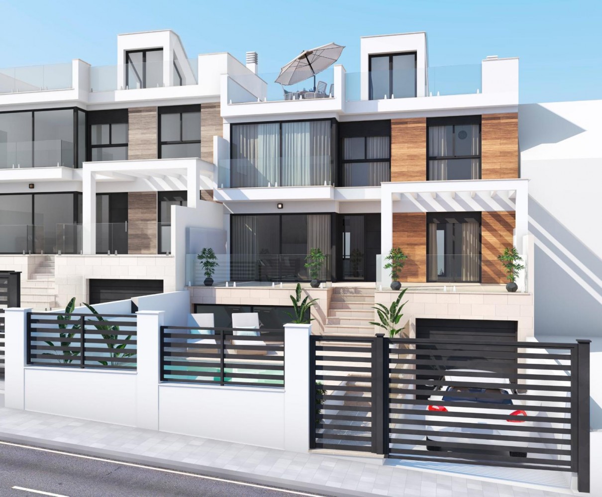 VIER SCHLAFZIMMER, ZWEI BADEZIMMER UND POOL IN NERJA