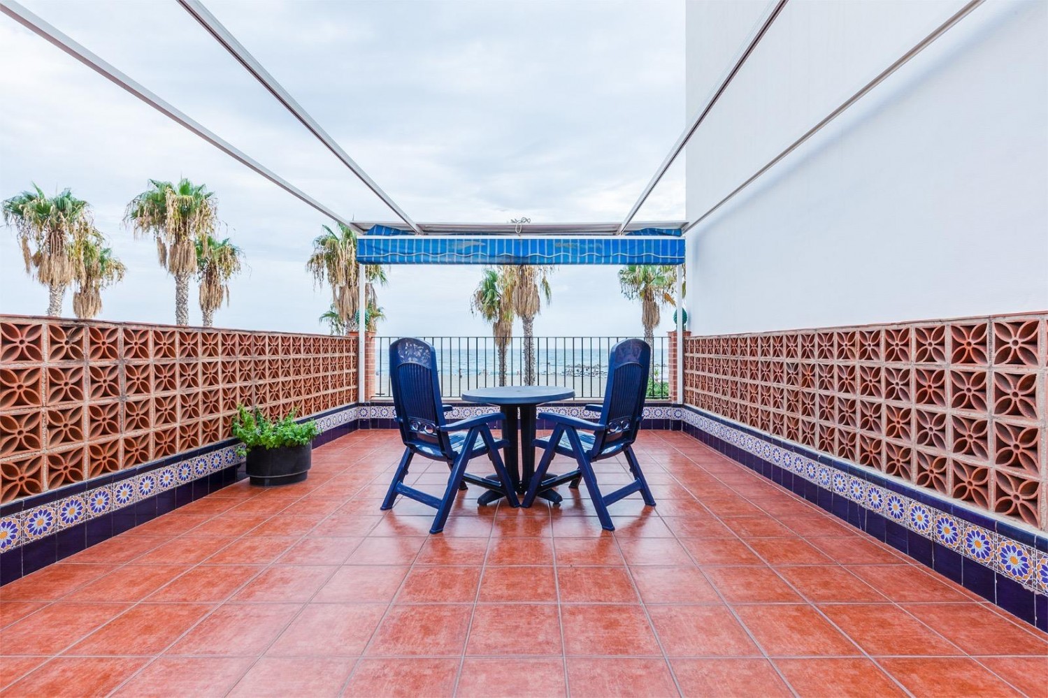 ET SOVEROM I CALETA DE VELEZ PÅ STRANDFORDEN